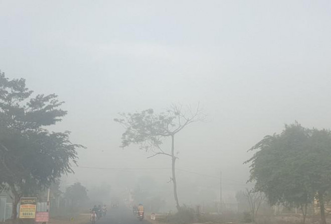 Sương mù dày đặc khiến tầm nhìn của người đi đường bị hạn chế