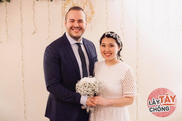 Minh Khanh (26 tuổi) và ông xã của mình là Jorge Velasco Lara (27 tuổi, quốc tịch Tây Ban Nha)