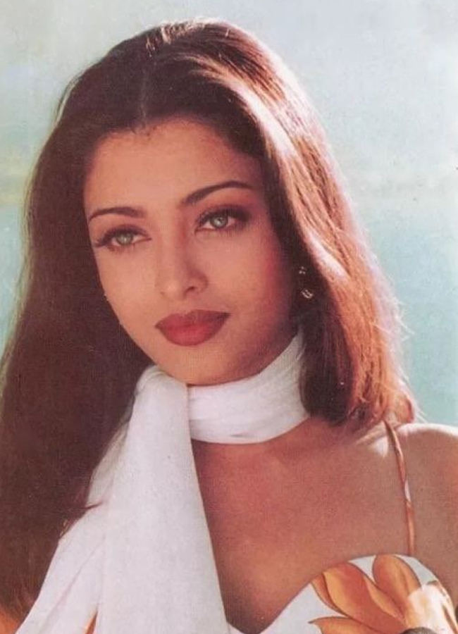 Từ năm 1997, cô bắt đầu sự nghiệp diễn xuất. Tên tuổi của người đẹp lên như diều gặp gió qua các bộ phim Iruvar, Aur Pyaar Ho Gaya.
