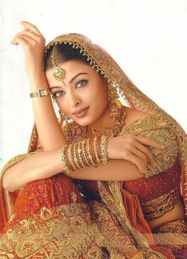 Aishwarya Rai ấn tượng trong bộ trang phục truyền thống.
