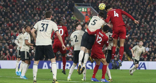 Van Dijk từng đánh đầu mở tỷ số giúp Liverpool thắng MU 2-0 trên sân nhà Anfield tại giải Ngoại hạng Anh năm ngoái