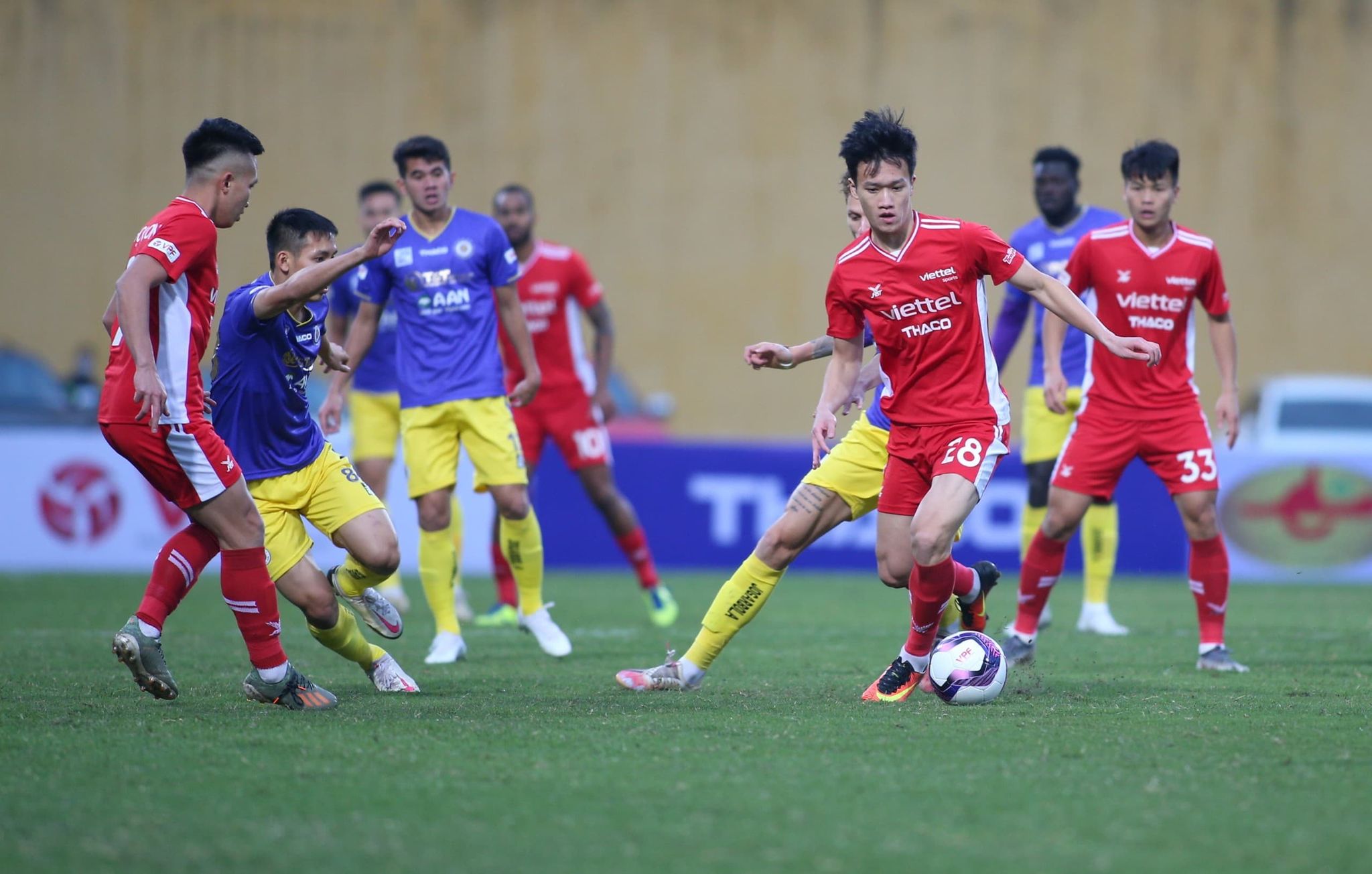 Viettel (áo đỏ) được giao chỉ tiêu bảo vệ thành công ngôi vương V-League