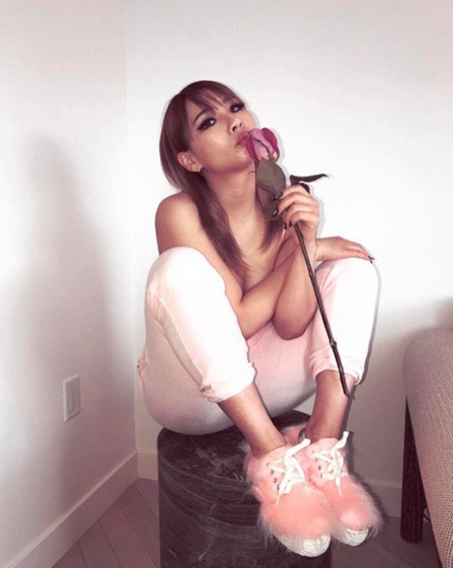 CL từng đăng tải bức ảnh bán nude nóng bỏng cảm ơn người hâm mộ trong ngày sinh nhật. Nhiều fans tỏ ra phấn khích với hình ảnh táo bạo mới mẻ này của thủ lĩnh 2NE1.
