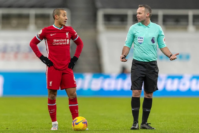 Paul Tierney, người cầm còi đại chiến Liverpool - MU đã cho MU hưởng 5 quả 11m trong 10 lần gần nhất điều khiển các trận đấu có "Quỷ đỏ"