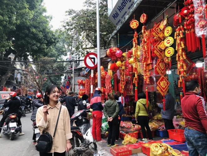 Đây không chỉ là nơi để mua sắm mà còn là nơi để vui chơi, hòa mình vào không gian đậm chất Tết với sắc màu rực rỡ của các món đồ trang trí.