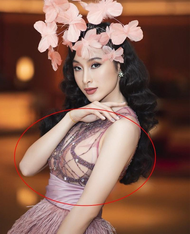 Diện chiếc váy cực kì sang trọng với phần áo voan xuyên thấu nhưng Angela Phương Trinh cũng không tránh khỏi sự cố để lộ nguyên hai miếng dán ngực kém duyên trước ống kính. 

