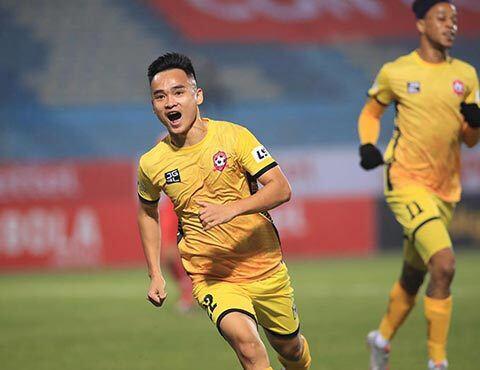 Nguyễn Phú Nguyên ăn mừng bàn thắng vào lưới Viettel