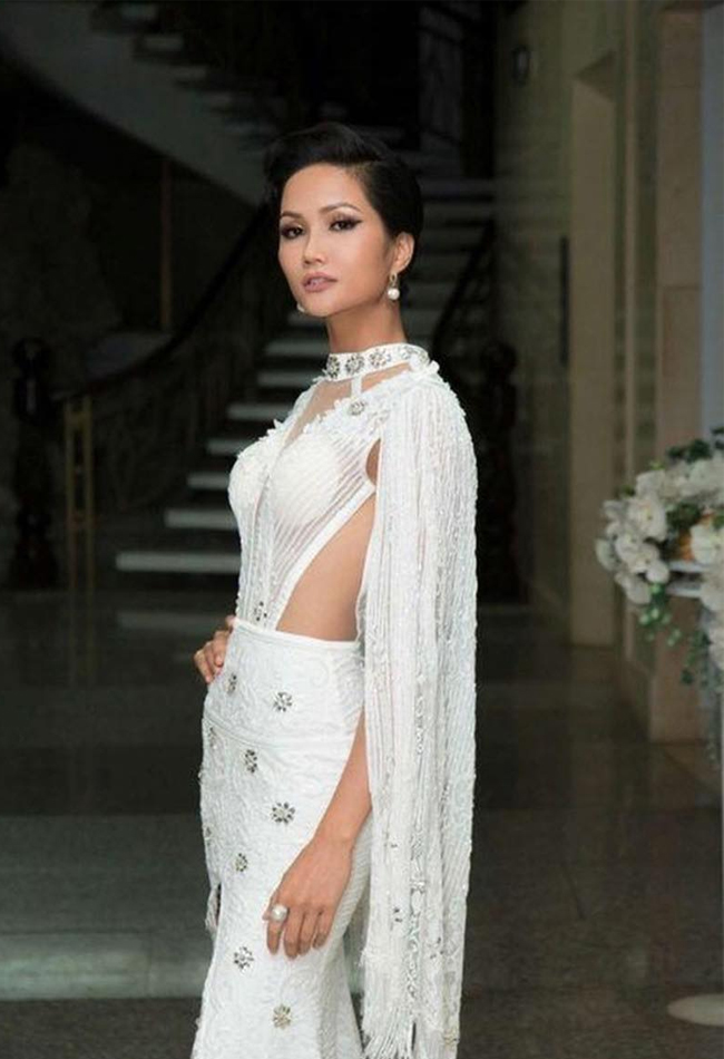 Hoa hậu H'Hen Niê đã từng 'lao đao' vì miếng mút ngực sau lớp vải mỏng cánh chuồn.
