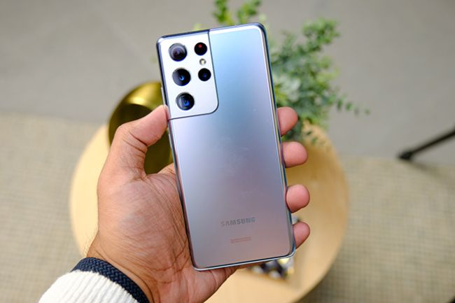 Ngoài hệ thống 4 camera ở mặt sau, phía trước của Galaxy S21 Ultra còn trang bị camera selfie 40 MP có khả năng quay video 4K chất lượng&nbsp;60 khung hình/giây, trở thành sản phẩm đầu tiên của Samsung có khả năng này.
