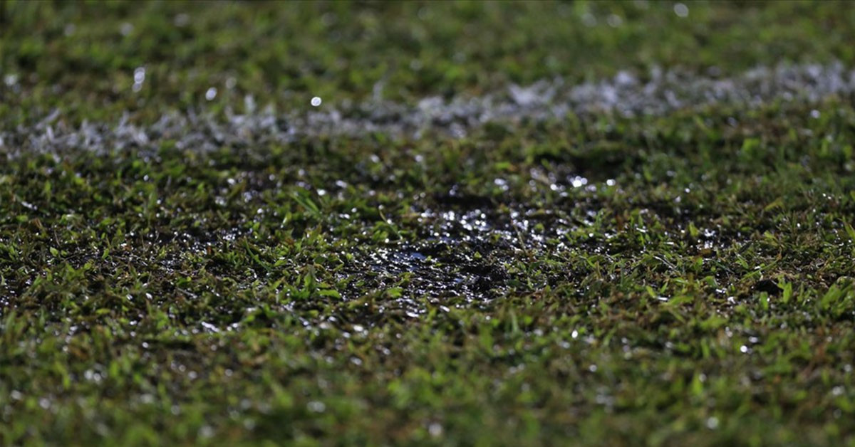 Sân Thiên Trường bị tố rằng ban tổ chức sân cố tình bơm nước vào để làm nhão sân, hạn chế lối chơi kỹ thuật của đội Hà Nội. Ảnh: LAO ĐỘNG