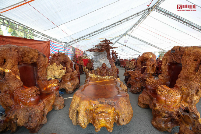 Xuất hiện tại Festival sinh vật cảnh TP.Hà Nội, bộ bàn ghế "khủng" thuộc một xưởng gỗ ở Nghệ An khiến nhiều người trầm trồ cả về kích thước và giá cả.