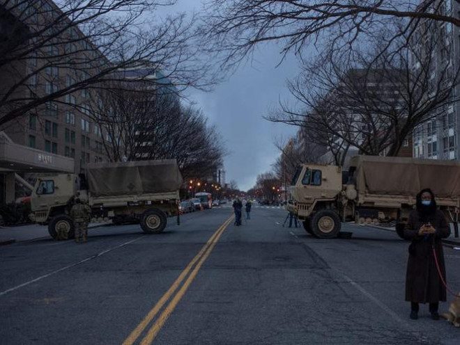 Xe Humvees của lực lượng Vệ binh quốc gia tuần tra khắp thành phố Washington khiến nhiều người liên tưởng đến hình ảnh vùng chiến sự.