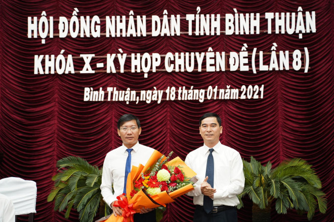 Bí thư Tỉnh ủy Bình Thuận tặng hoa ông Lê Tuấn Phong (trái) - tân Chủ tịch UBND tỉnh Bình Thuận