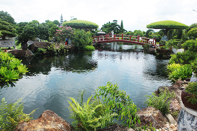 Ông ông Lê Văn Dũng (TP. Sông Công, Thái Nguyên) chủ nhân hồ cá Koi cho biết, đây là khu vườn tiêu biểu mang dấu ấn thẩm mỹ, văn hóa, nghệ thuật, kiến trúc và công nghệ sân vườn tổng hợp của nhiều quốc gia trên thế giới