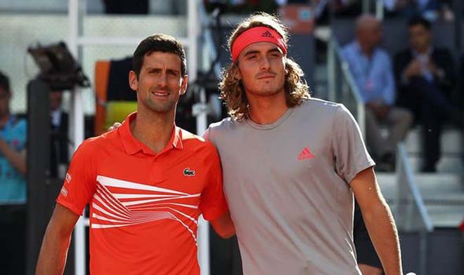 Tsitsipas (phải) hết lời khen ngợi Djokovic