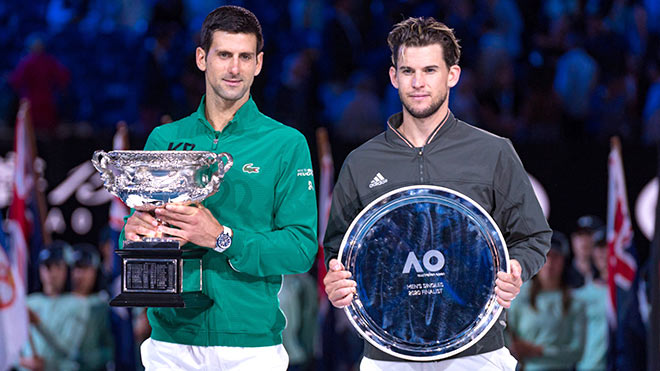 Djokovic (trái) đặt tham vọng bảo vệ thành công chức vô địch đơn nam Australian Open