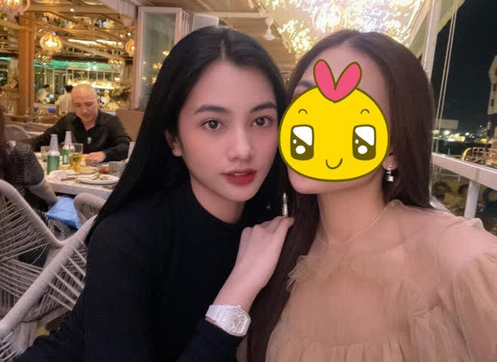 Cẩm Đan đeo đồng hồ hơn 400 triệu&nbsp;theo lời giải thích của cô được nhãn hàng mời hợp tác chưa được thoả đáng. Bởi đây là thương hiệu đồng hồ lớn thế giới, mặt khác cô là&nbsp;gương mặt quá mới và chưa có thành tựu gì trong showbiz Việt thì điều này là không thực tế.