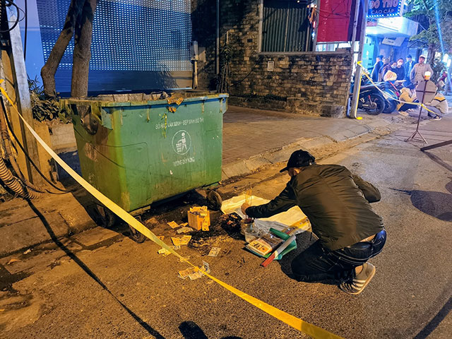 Thai nhi bị vứt bỏ cạnh thùng rác bị ô tô cán qua