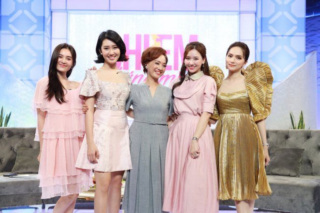 Gần nhất là chương trình "Chị em chúng mình", Hương Giang chơi trội với trang phục - phụ kiện hàng hiệu đắt đỏ.

