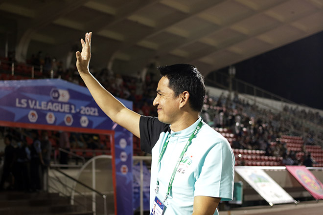 Ngay khi xuất hiện ở sân Thống Nhất để chuẩn bị cùng các học trò ở HAGL bước vào trận đấu với Sài Gòn ở vòng 1 V-League 2021, HLV Kiatisak Senamuang đã nhận được sự chào đón nồng nhiệt của rất nhiều&nbsp;cổ động viên.