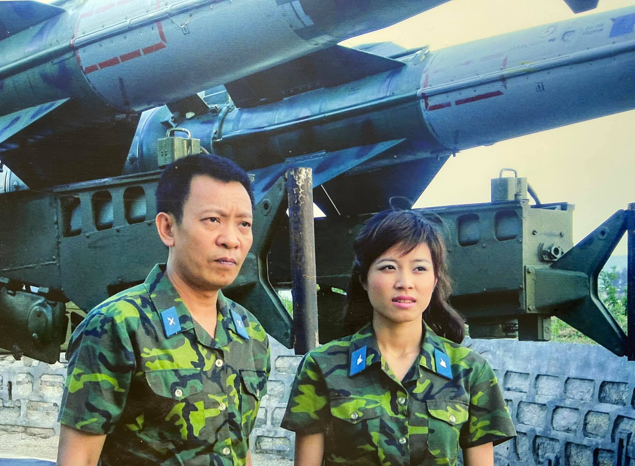 MC Lại Văn Sâm và Hoàng Linh trong chương trình "Chúng tôi là chiến sĩ" cách đây 15 năm&nbsp;