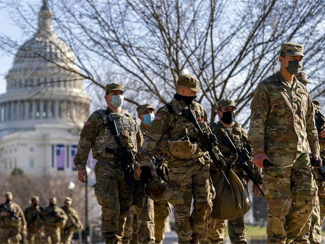 Vệ binh quốc gia di chuyển trên đường phố thủ đô Washington, D.C. ngày 17-1. Ảnh: REUTERS