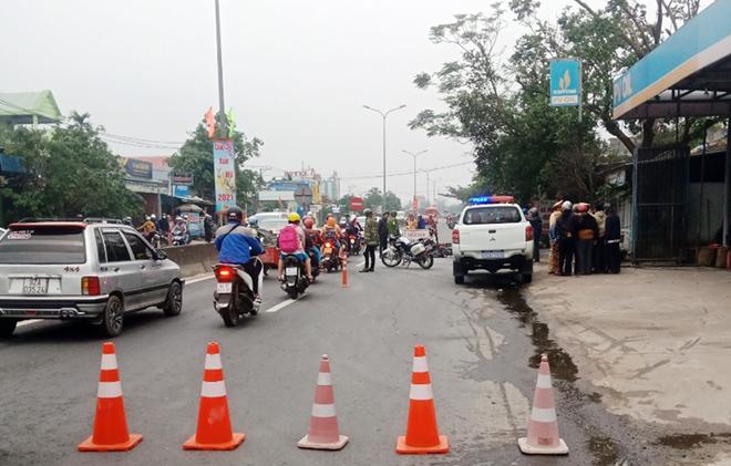 Lực lượng CSGT và Công an huyện Quế Sơn có mặt tại hiện trường điều tiết giao thông, xác minh làm rõ vụ việc