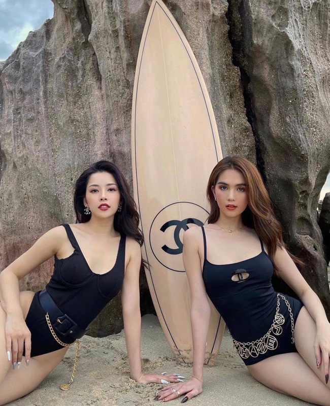 Chi Pu và Ngọc Trinh khiến người hâm mộ phải trầm trồ trước thân hình quyến rũ trong bộ monokini màu đen cá tính.
