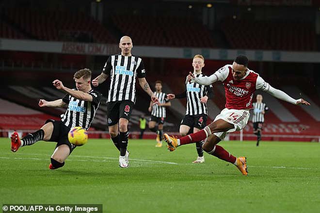 Aubameyang thi đấu bùng nổ ở hiệp 2 giúp Arsenal đại thắng Newcastle 3-0