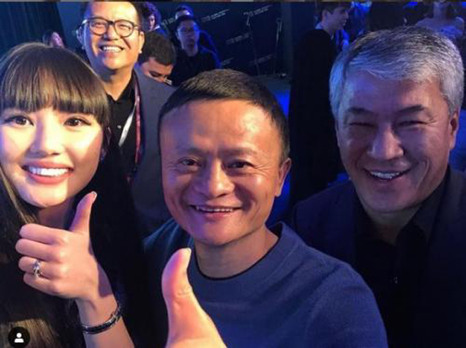 Chụp ảnh cùng tỷ phú Jack Ma