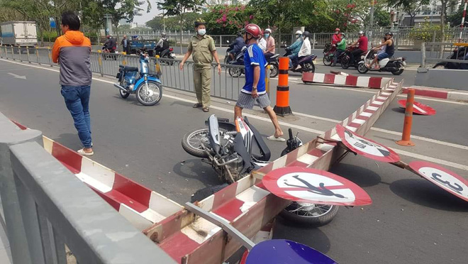 &nbsp;Hiện trường thanh chắn giới hạn chiều cao bị xe tải kéo đổ sập đè trúng xe máy