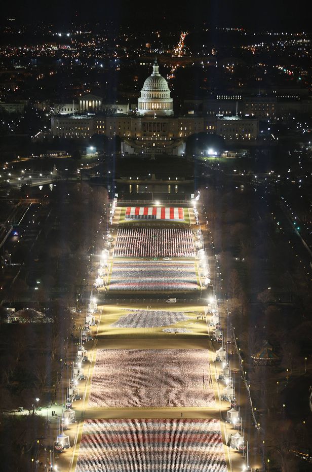 Điện Capitol vào ban đêm với “cánh đồng cờ” (ảnh: Reuters)