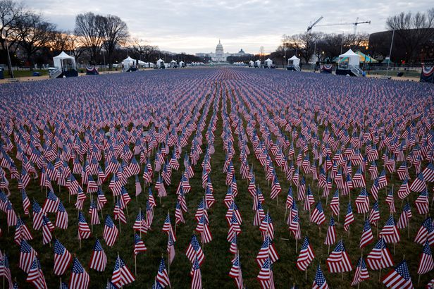 Gần 20 vạn quốc kỳ Mỹ được cắm trước Điện Capitol (ảnh: Reuters)