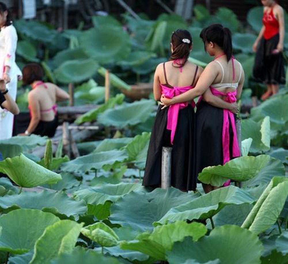 Cho dù mặc nội y bên trong áo yếm cũng cần tinh tế hơn tránh trường hợp lộ dây quai áo như thế này.