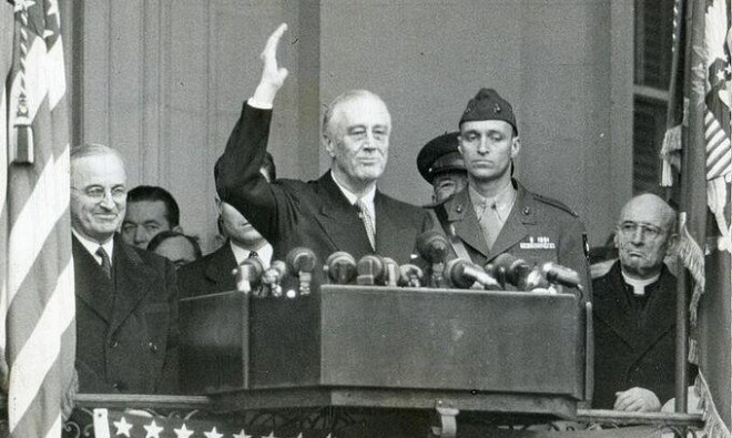 Franklin D. Roosevelt (giữa) nhậm chức tại Nhà Trắng ngày 20/1/1945. Ảnh: National Archives.