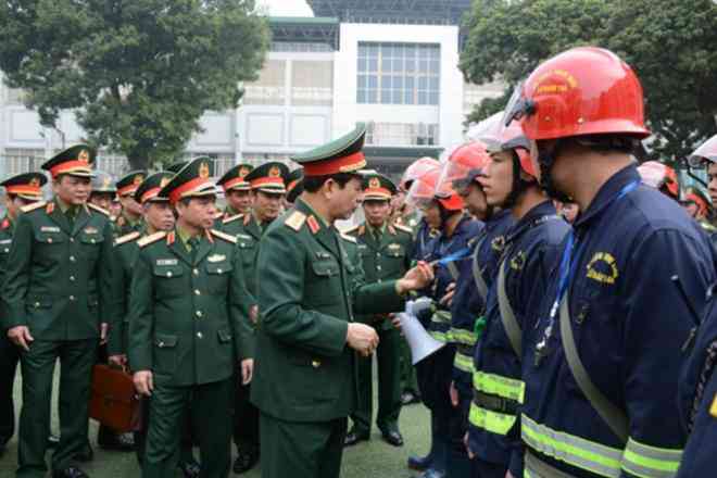 Thượng tướng Phan Văn Giang và lãnh đạo Tổng cục Chính trị, Bộ Tổng tham mưu kiểm tra công tác phòng cháy chữa cháy của Lữ đoàn 144