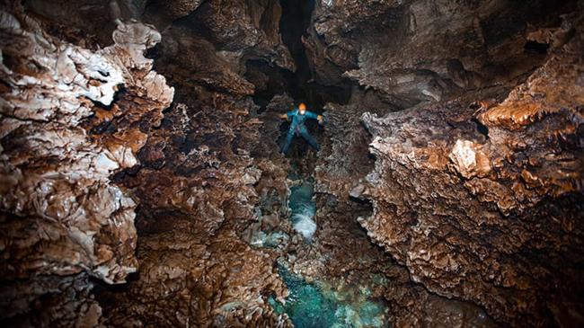 Hang động Chevé (Mexico): Đây là một trong những hang động sâu nhất trên Trái đất. Việc khám phá hang động Chevé vẫn đang tiếp tục 3 thập kỷ sau khi nó được phát hiện lần đầu tiên.
