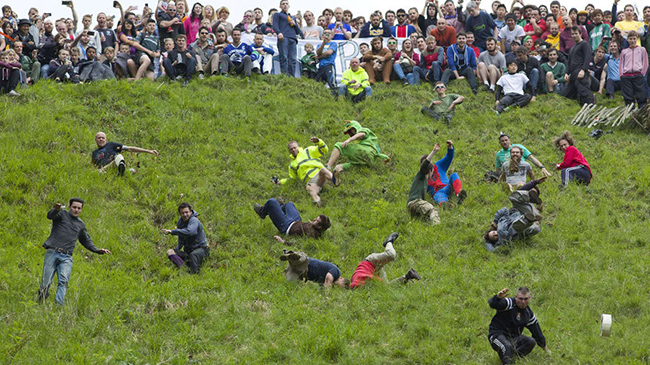 Đuổi pho mát lăn tại đồi Coopers ở Gloucestershire (Anh): Nơi mọi người lao mình xuống là một ngọn đồi rất dốc và gồ ghề. Hoạt động này khá nguy hiểm vì người tham gia có thể bị ngã, nguy cơ thương vong khá cao.
