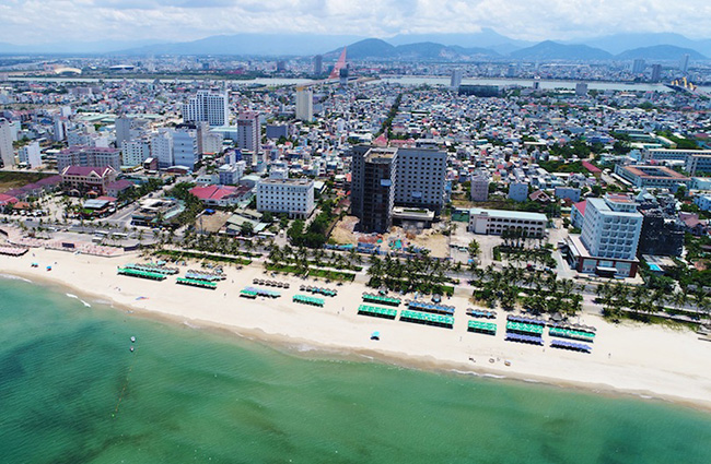 Đà Nẵng: Bãi biển đầy nắng và người dân thân thiện đã thu hút du khách trong nhiều năm. Thành phố là điểm đến nghỉ dưỡng cho những người muốn có những ngày thư giãn trên bãi cát trắng và nắng vàng rực rỡ.

