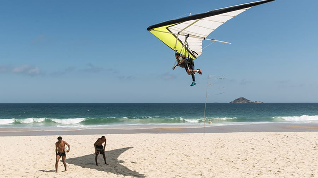 Chơi dù lượn ở Rio de Janeiro (Brazil): Ngắm nhìn quang cảnh thành phố từ trên cao bằng du lượn là cảm giác rất phiêu dành cho những người yêu thích mạo hiểm.
