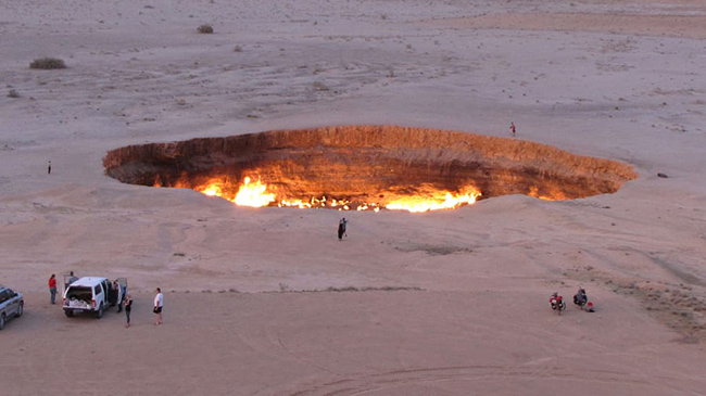 &nbsp;Cánh cửa địa ngục (Turkmenistan): Hơn 4 thập kỷ sau khi các nhà khoa học khoan nhầm một hố sụt và khiến hầm chứa khí bốc cháy, miệng núi lửa Darvaza vẫn đang cháy cho đến tận ngày nay.
