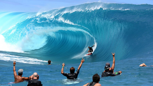 Teahupo'o (Tahiti): Teahupo'o là điểm lướt sóng kinh hoàng và chết chóc nhất thế giới nhưng vẫn thu hút không ít du khách ghé qua.
