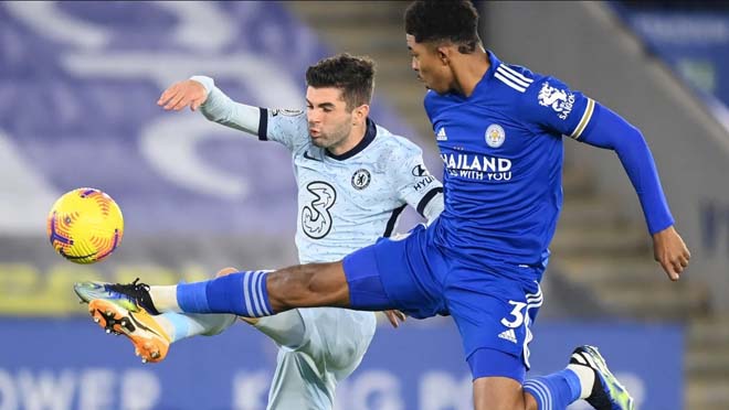 Chelsea (áo xanh nhạt) thất thế trước Leicester