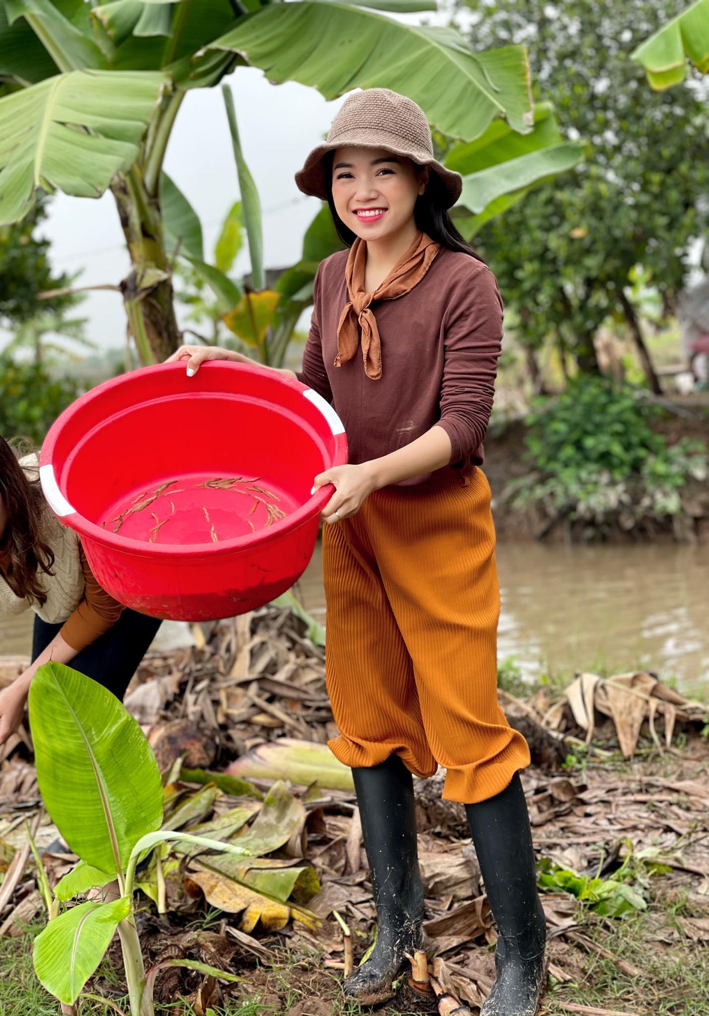 Đồng Thu đi nhiều nơi với mức thù lao 0 đồng