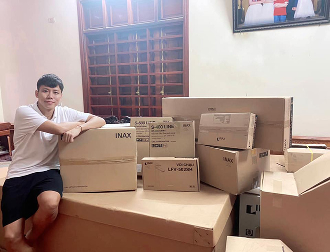 Vì lo mùa đông giá rét nên anh xin nghỉ phép ít ngày, đầu tư lắp mới thiết bị phòng tắm cho vợ và con gái rồi mới yên tâm thi đấu