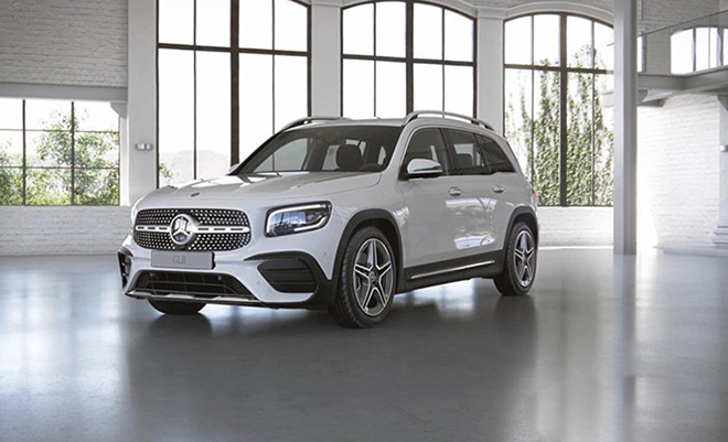 Mercedes-Benz GLB 2020 được phân phối tại thị trường Việt Nam với duy nhất một phiên bản GLB 200 AMG nhập khẩu nguyên chiếc từ Đức, giá niêm yết 1,999 tỷ đồng.