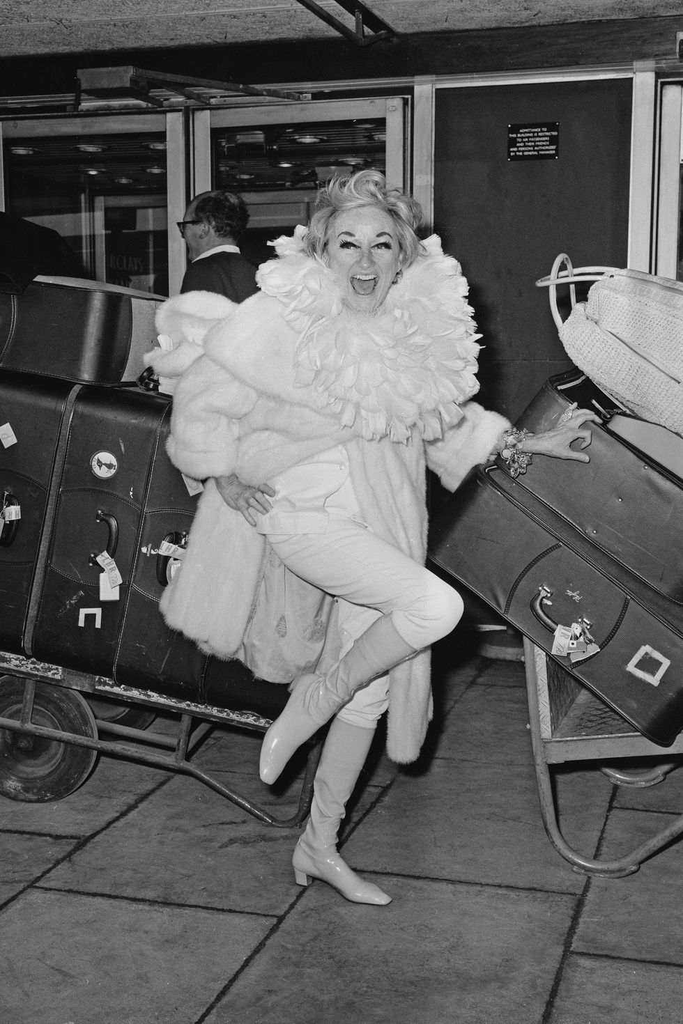 Phyllis Diller, 1968 : Khi bức ảnh này được chụp, diễn viên hài người Mỹ Phyllis Diller vừa đến sân bay Heathrow của London với 35 chiếc Vali. Đó có lẽ là lý do tại sao cô ấy mặc một lượng vải ngớ ngẩn quanh cổ... để cô ấy không phải kiểm tra chiếc túi thứ 36? &nbsp;