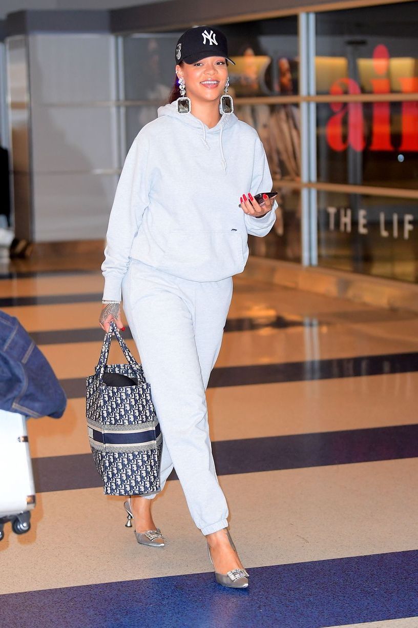 Rihanna, 2019: Ngôi sao đã xuống sân bay ở NYC khi mặc một bộ sweatsuit bình thường và một đôi giày cao gót màu bạc của Manolo Blahnik cùng đôi khuyên tai tuyên bố không quá giản dị. &nbsp;