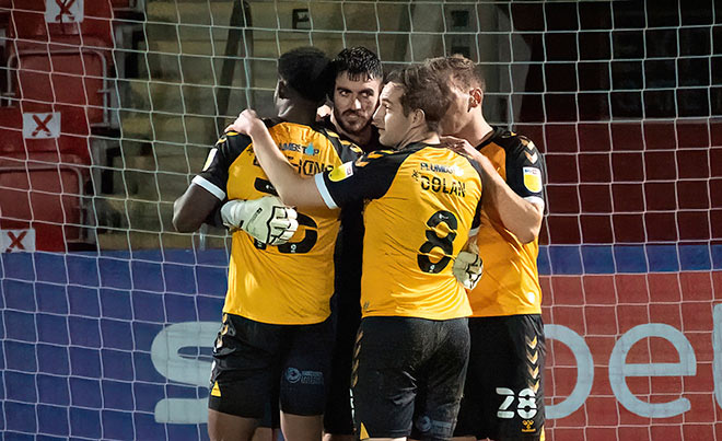 Tom King giúp Newport County cầm hòa Cheltenham Town với pha ghi bàn không tưởng