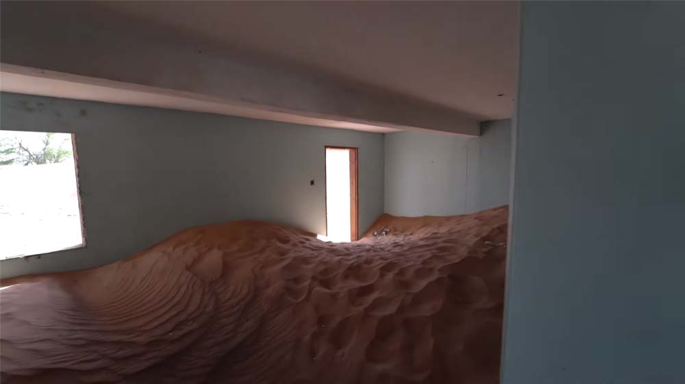 Từng là thị trấn xa hoa nhất Dubai nhưng nơi này giờ đã bị chôn vùi trong cát - 6